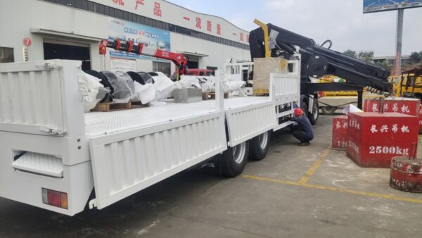 ISUZU Heavy-Duty 12-Wheel Truck with SHENBAI 16-Ton Folding Boom Crane for Sale